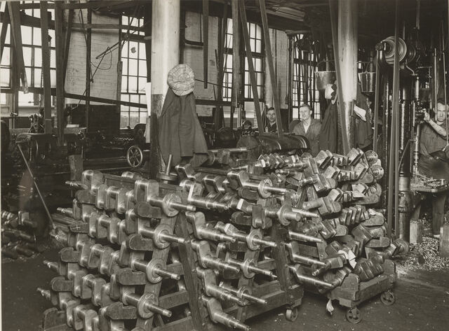 Oude foto van rekken vol krukassen in een fabriekshal